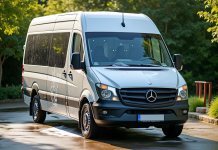 Minibus 15 places propre et brillant à l'extérieur
