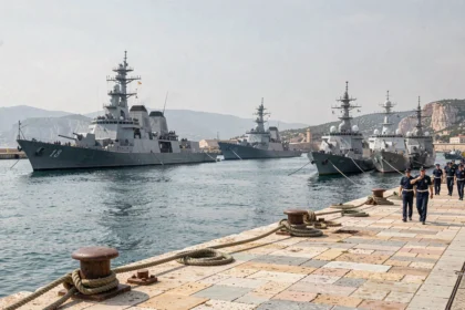 Vue panoramique de la rade de Toulon avec frégates de la Marine nationale amarrées aux quais historiques